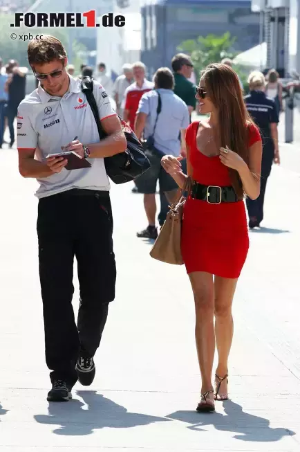 Foto zur News: Jenson Button (McLaren) mit Freundin Jessica Michibata