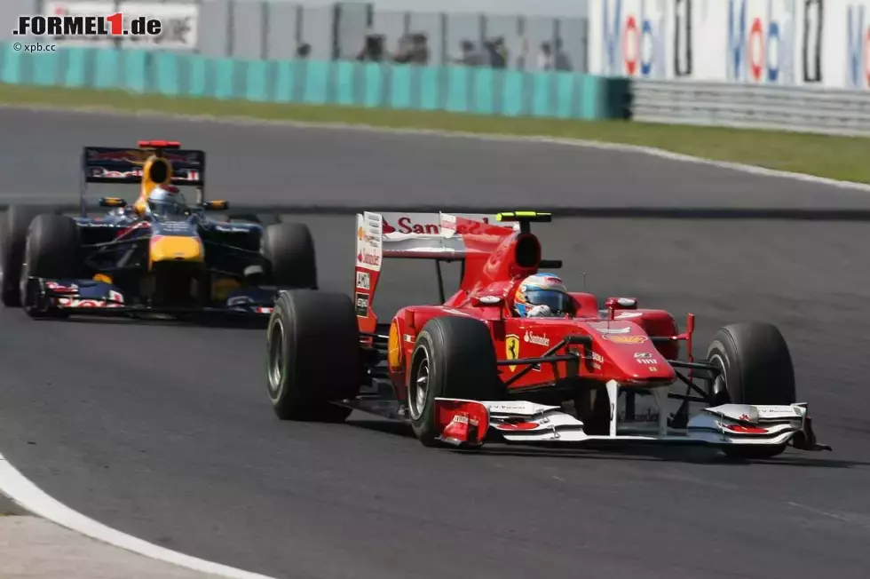 Foto zur News: Fernando Alonso (Ferrari) vor Sebastian Vettel (Red Bull)