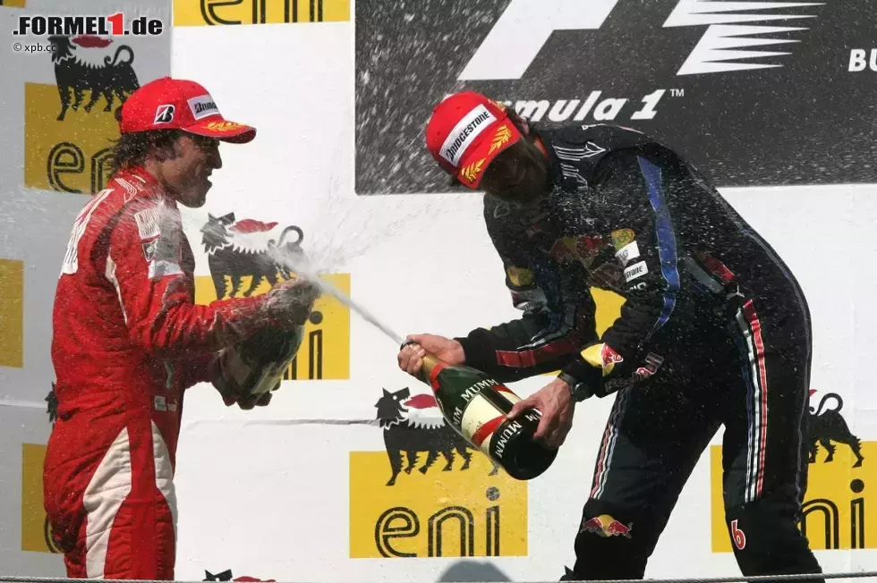 Foto zur News: Fernando Alonso (Ferrari) und Mark Webber (Red Bull)