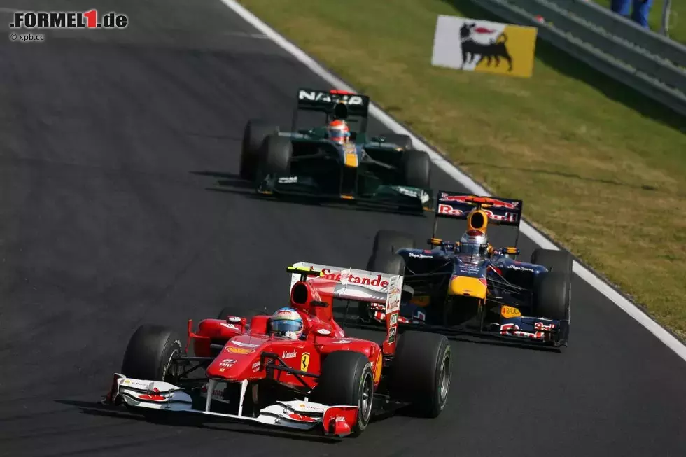 Foto zur News: Fernando Alonso (Ferrari) vor Sebastian Vettel (Red Bull)