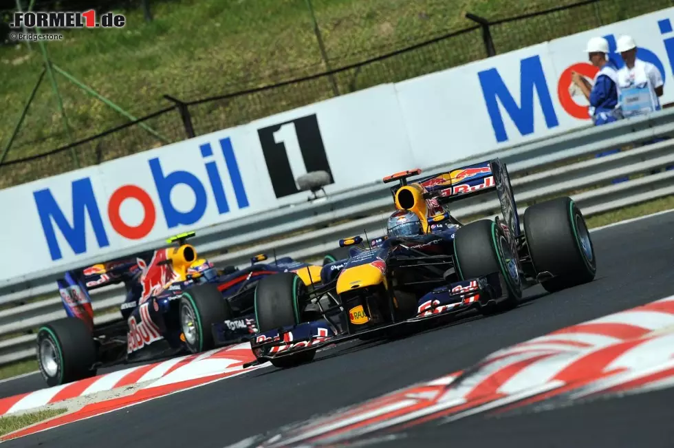 Foto zur News: Sebastian Vettel (Red Bull) vor Mark Webber (Red Bull)