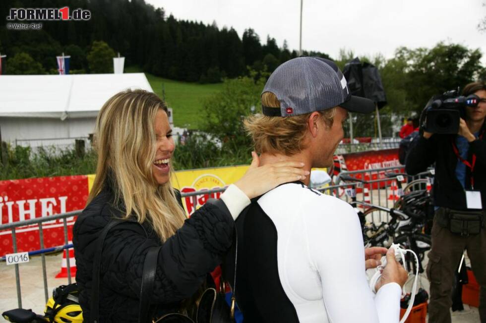 Foto zur News: Freundin Vivian Sibold reibt Nico Rosberg (Mercedes) mit Vaseline ein