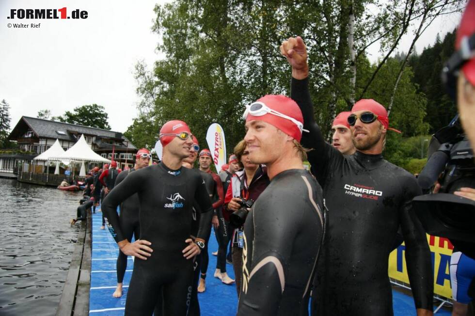 Foto zur News: Mit dem Neoprenanzug vor dem Start zum Schwimmen: Nico Rosberg (Mercedes)