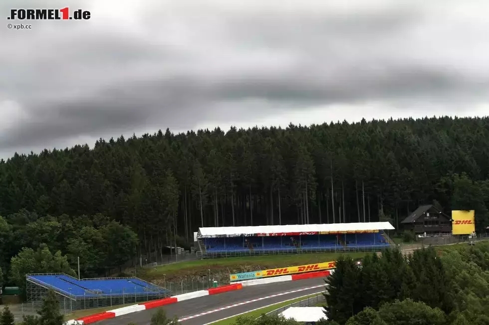 Foto zur News: Blick auf die Tribüne bei Eau Rouge