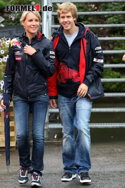 Foto zur News: Britta Roeske und Sebastian Vettel (Red Bull)