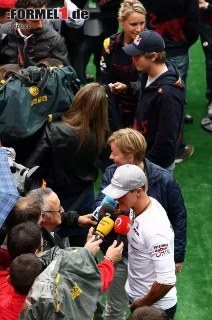 Foto zur News: Michael Schumacher (Mercedes) und Sebastian Vettel (Red Bull)