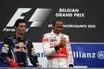 Foto zur News: Mark Webber (Red Bull) und Lewis Hamilton (McLaren)