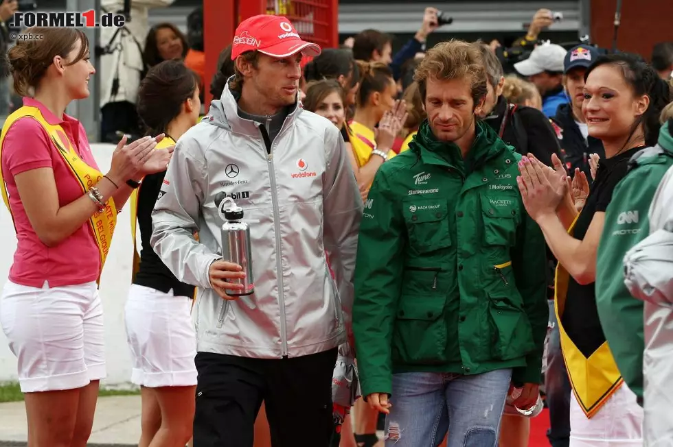 Foto zur News: Jenson Button (McLaren) und Jarno Trulli (Lotus)