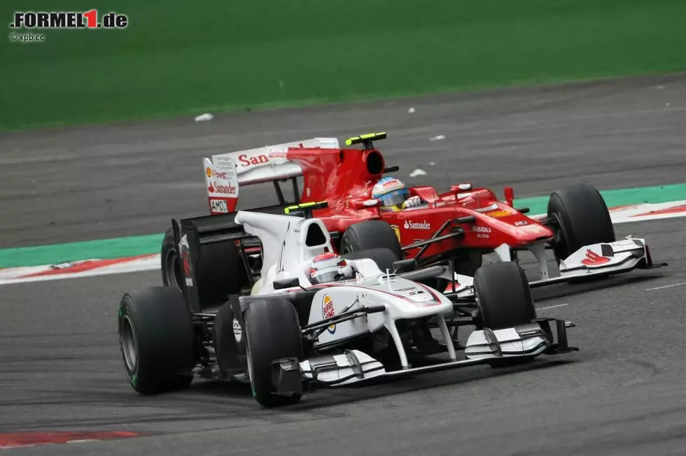 Foto zur News: Kamui Kobayashi (Sauber) und Fernando Alonso (Ferrari)