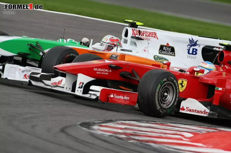 Foto zur News: Fernando Alonso (Ferrari) und Vitantonio Liuzzi (Force India)