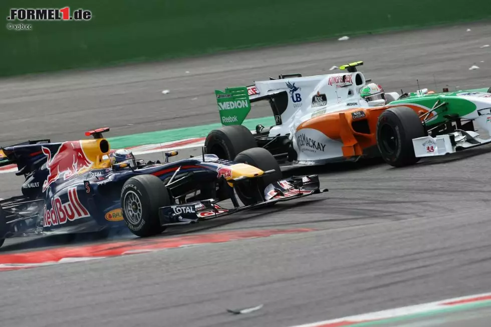 Foto zur News: Sebastian Vettel (Red Bull) und Vitantonio Liuzzi (Force India)