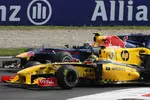 Foto zur News: Robert Kubica (Renault) und Mark Webber (Red Bull)