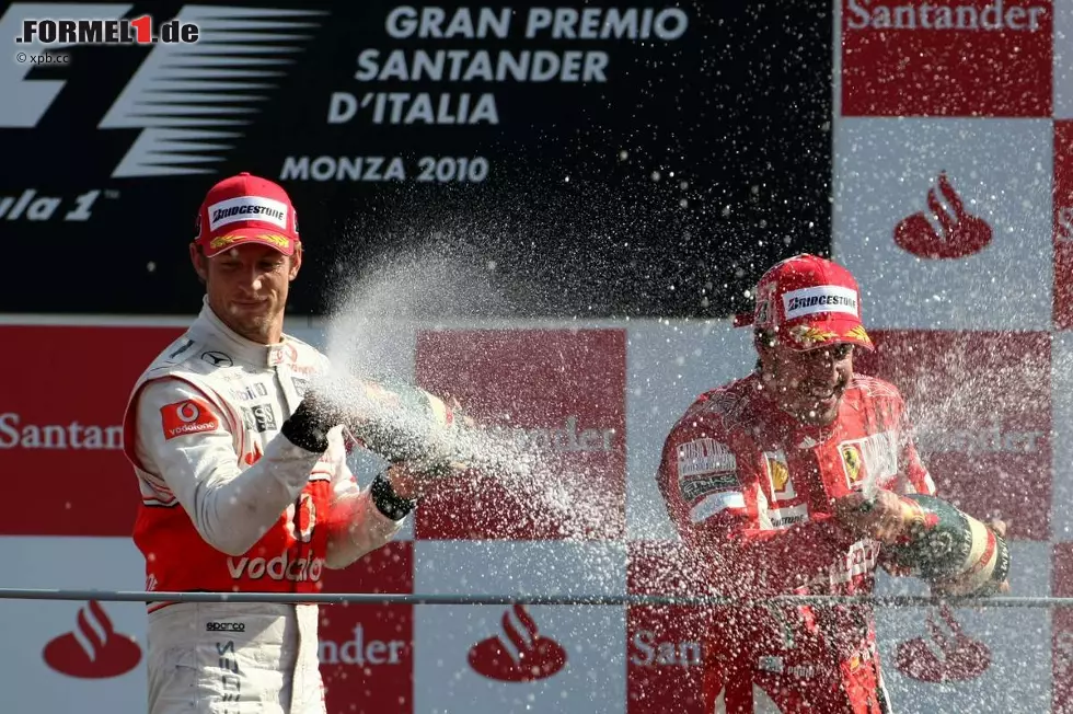 Foto zur News: Jenson Button (McLaren) und Fernando Alonso (Ferrari)