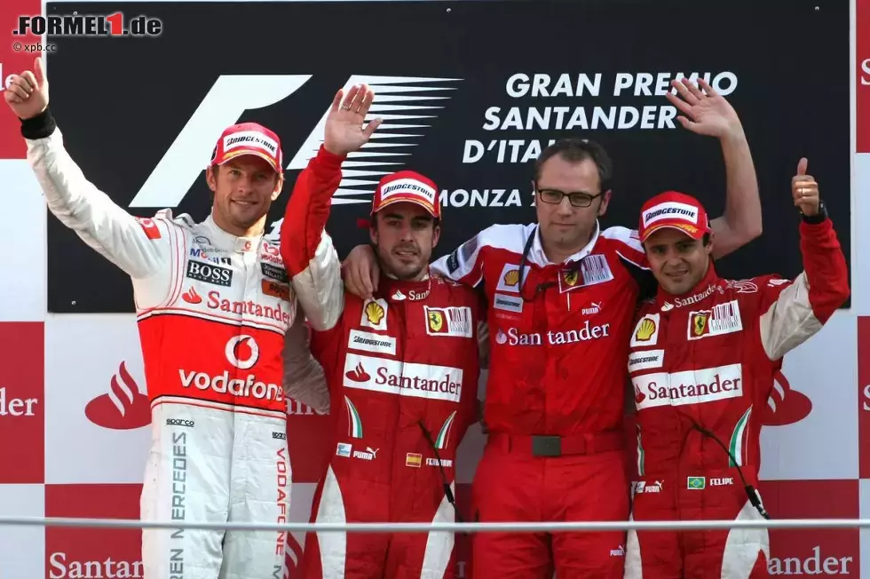 Foto zur News: Felipe Massa (Ferrari) Fernando Alonso (Ferrari) Jenson Button (McLaren) Stefano Domenicali (Teamchef)