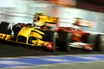 Foto zur News: Vitaly Petrov (Renault) vor Fernando Alonso (Ferrari)