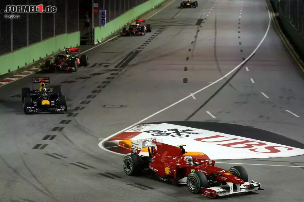 Foto zur News: Fernando Alonso (Ferrari) vor Sebastian Vettel (Red Bull)