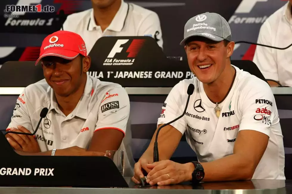 Foto zur News: Michael Schumacher (Mercedes) Lewis Hamilton (McLaren)