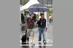 Foto zur News: Bruno Senna (HRT) und Rubens Barrichello (Williams)