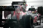 Foto zur News: Jaime Alguersuari (Toro Rosso), im Bilderhintergrund Michael Schumacher (Mercedes)