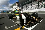 Foto zur News: Bruno Senna (HRT) und der 1986er Lotus-Renault seines Onkels Ayrton Senna