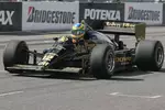 Foto zur News: Bruno Senna (HRT) im 1986er Lotus-Renault seines Onkels Ayrton Senna