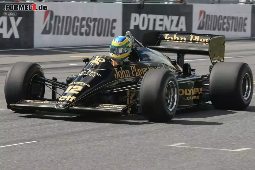 Foto zur News: Bruno Senna (HRT) im 1986er Lotus-Renault seines Onkels Ayrton Senna