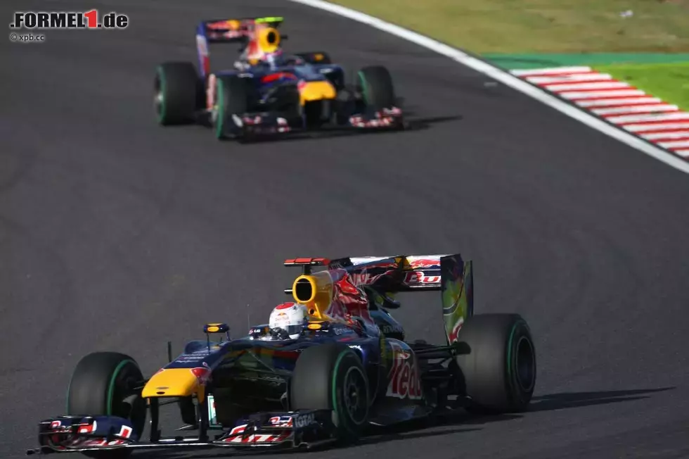 Foto zur News: Mark Webber (Red Bull) Sebastian Vettel (Red Bull)