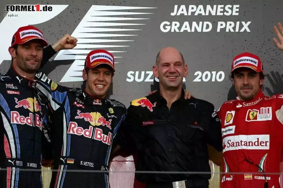 Foto zur News: Mark Webber (Red Bull), Sebastian Vettel (Red Bull), Adrian Newey (Technischer Direktor) und Fernando Alonso (Ferrari)