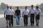 Foto zur News: Ross Brawn (Teamchef), Michael Schumacher (Mercedes) und Andrew Shovlin (Renningenieur) gehen die Strecke ab