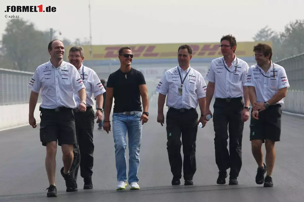 Foto zur News: Ross Brawn (Teamchef), Michael Schumacher (Mercedes) und Andrew Shovlin (Renningenieur) gehen die Strecke ab