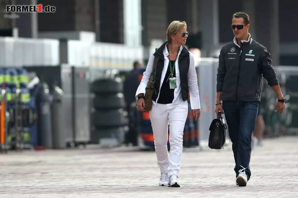 Foto zur News: Michael Schumacher (Mercedes) mit seiner Pressesprecherin Sabine Kehm