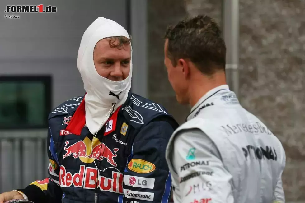 Foto zur News: Sebastian Vettel (Red Bull) und Michael Schumacher (Mercedes)