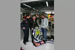 Foto zur News: Christian Horner (Teamchef), Bernie Ecclestone (Formel-1-Chef), Sebastian Vettel (Red Bull) und das Geschenk zum 80. Geburtstag