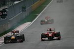 Gallerie: Fernando Alonso (Ferrari) geht an Sebastian Vettel (Red Bull) vorbei