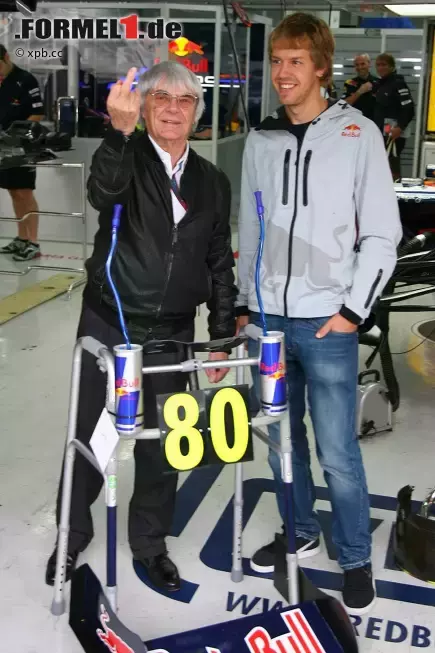 Foto zur News: Bernie Ecclestone (Formel-1-Chef), Sebastian Vettel (Red Bull) und das Geschenk zum 80. Geburtstag