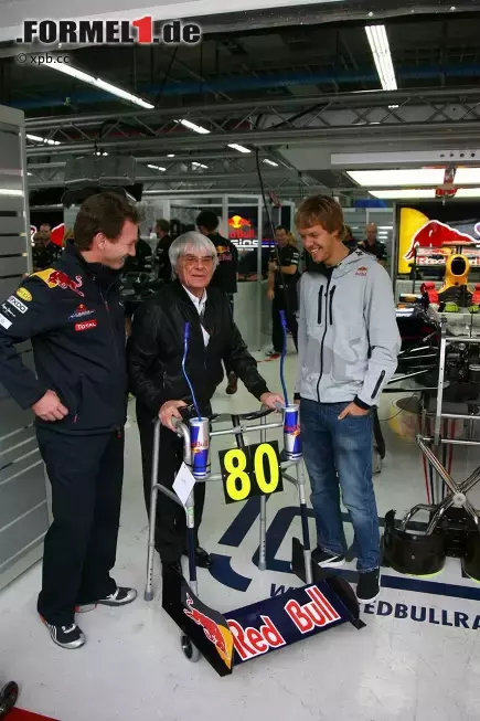 Foto zur News: Christian Horner (Teamchef), Bernie Ecclestone (Formel-1-Chef), Sebastian Vettel (Red Bull) und das Geschenk zum 80. Geburtstag