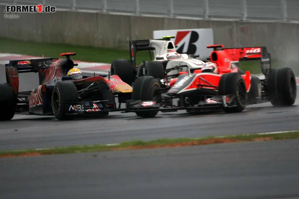 Foto zur News: Sébastien Buemi (Toro Rosso) torpediert Timo Glock (Virgin)