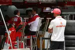 Foto zur News: Lewis Hamilton (McLaren) spioniert bei der Konkurrenz