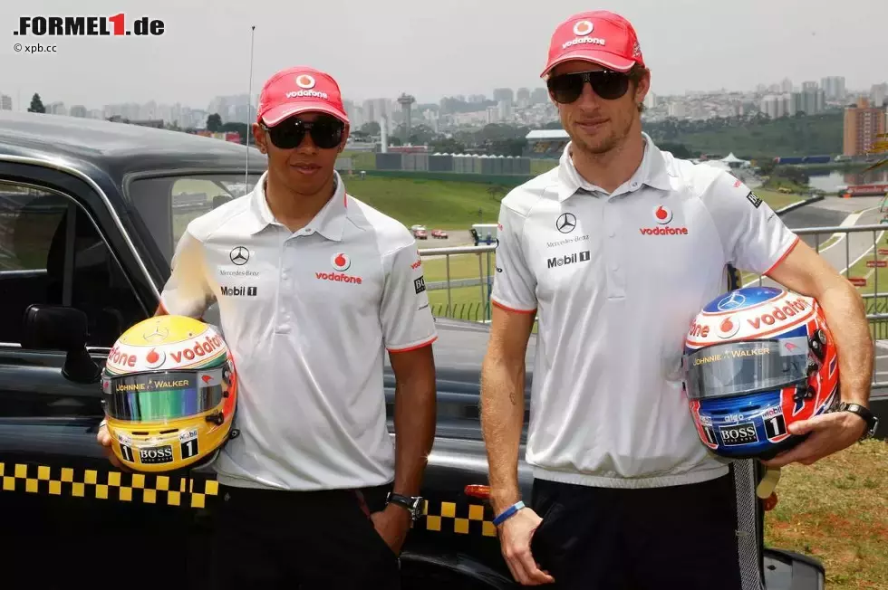 Foto zur News: Jenson Button (McLaren) Lewis Hamilton (McLaren)