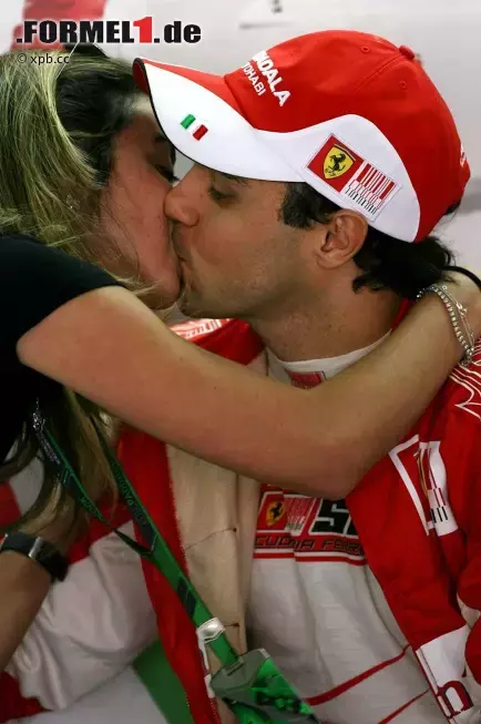 Foto zur News: Felipe Massa (Ferrari) bekomt ein Küsschen von Frau Raphaela