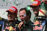 Foto zur News: Sebastian Vettel, Christian Horner (Teamchef) und Mark Webber (Red Bull)