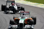 Foto zur News: Adrian Sutil (Force India) vor Michael Schumacher (Mercedes)