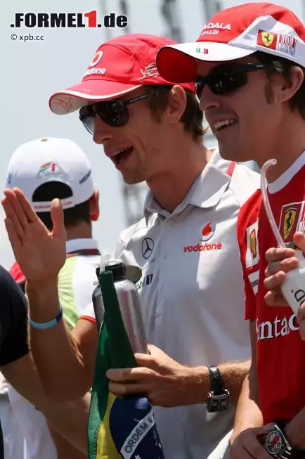 Foto zur News: Jenson Button (McLaren) und Fernando Alonso (Ferrari)