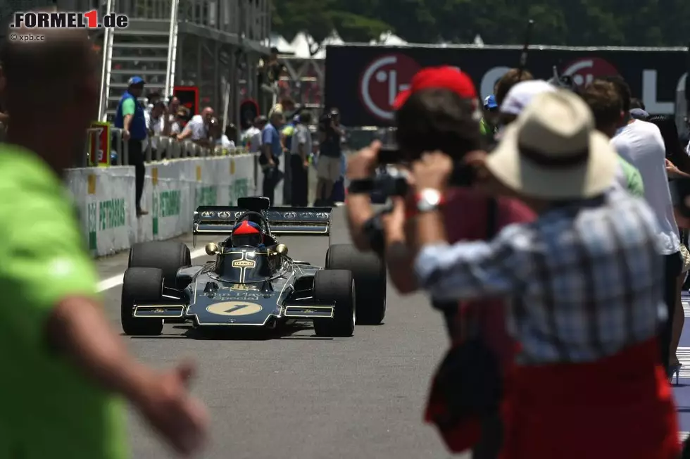 Foto zur News: Emerson Fittipaldi im Lotus 72 bei Demorunden