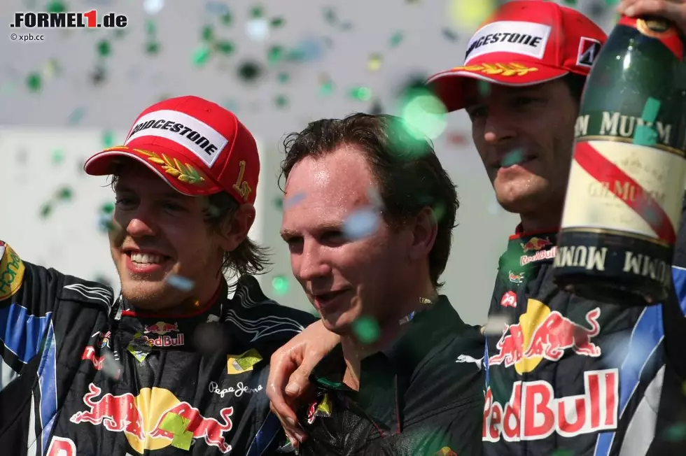 Foto zur News: Sebastian Vettel, Christian Horner (Teamchef) und Mark Webber (Red Bull)