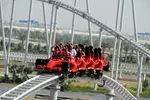 Foto zur News: Felipe Massa und Fernando Alonso in der Ferrari World in Abu Dhabi