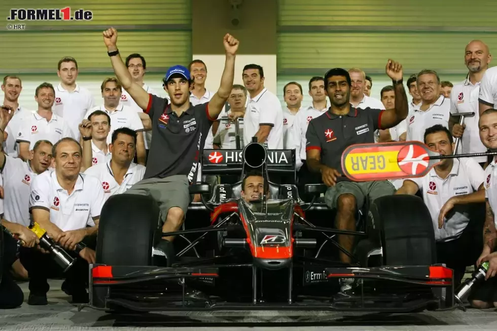 Foto zur News: Gruppenbild bei HRT mit Bruno Senna, Christian Klien und Karun Chandhok