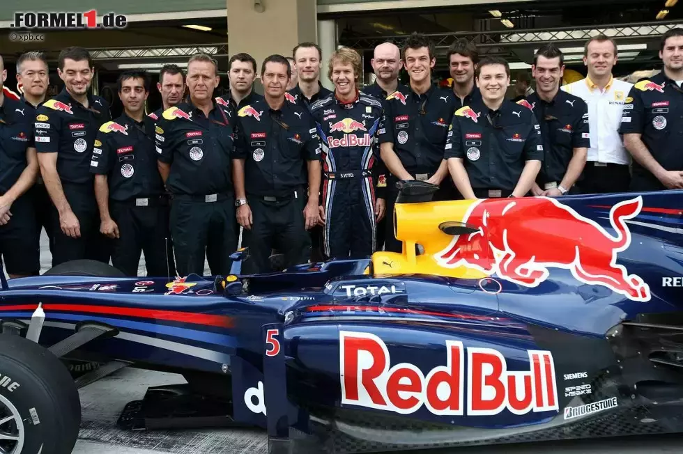 Foto zur News: Sebastian Vettel (Red Bull)  und seine Crew