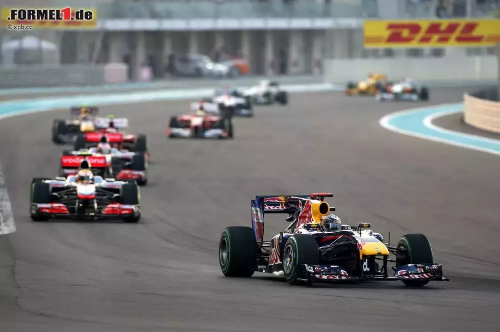 Foto zur News: Sebastian Vettel (Red Bull) vor Lewis Hamilton (McLaren)