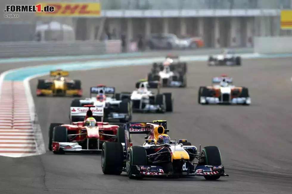 Foto zur News: Mark Webber (Red Bull) vor Felipe Massa (Ferrari)